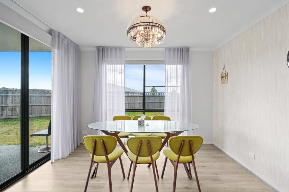 Stylish & Spacious 3BR 2BA Home in Spring Mountain M28 Apartment in Brisbane