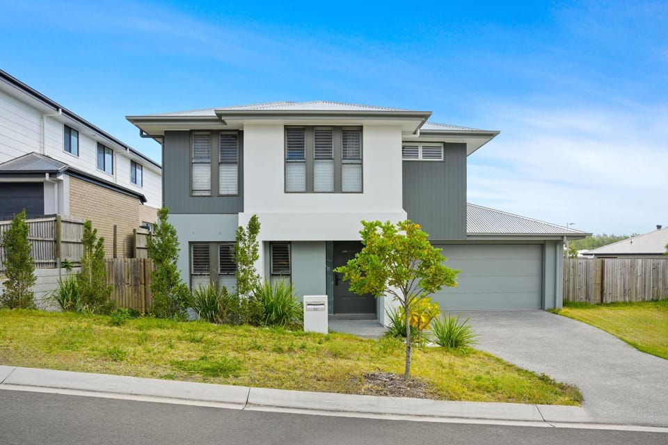 Stylish & Spacious 3BR 2BA Home in Spring Mountain M28 Apartment in Brisbane