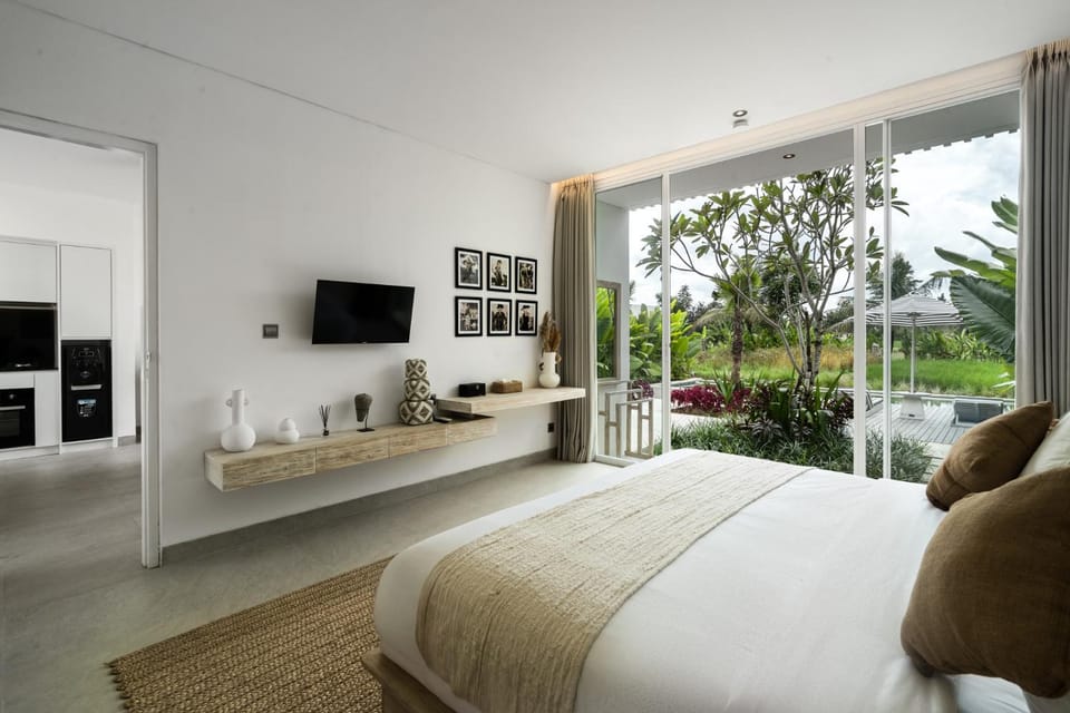 Bed, TV and multimedia, Photo of the whole room, Bedroom, Pool view, internet, air conditioner