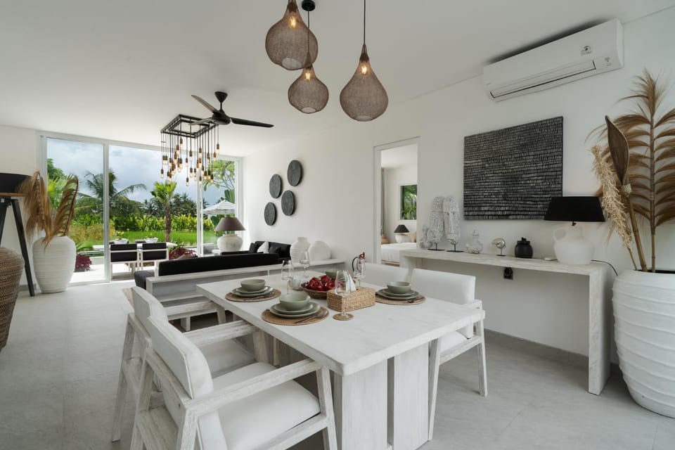 Seating area, Dining area, air conditioner