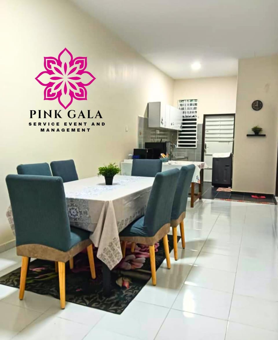 Kitchen or kitchenette, Seating area, Dining area