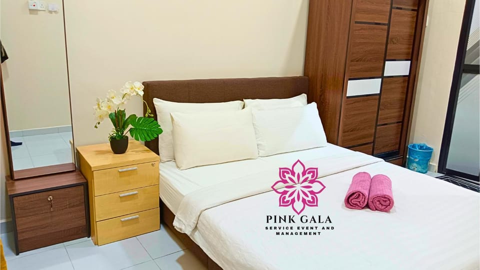 Bed, Photo of the whole room, Bedroom, towels, wardrobe