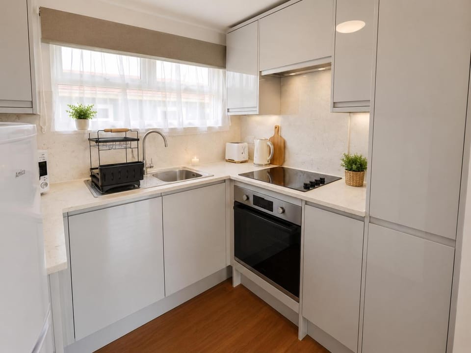 Cosy Coastal Chalet in Westward Ho! - Quiet Holiday Park Retreat Chalet in Westward Ho