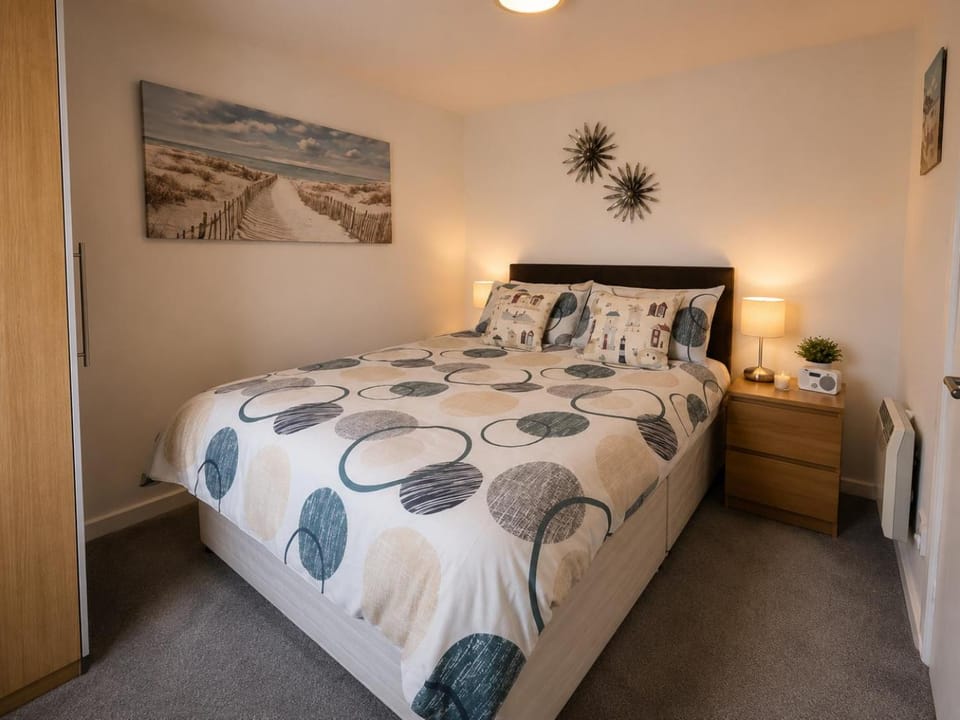 Cosy Coastal Chalet in Westward Ho! - Quiet Holiday Park Retreat Chalet in Westward Ho
