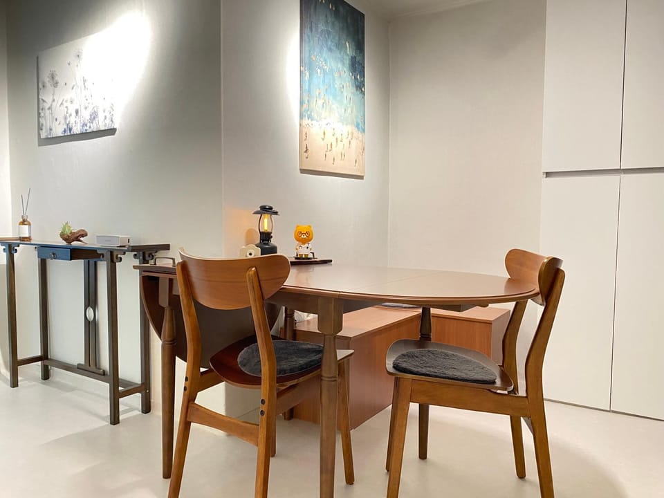 Living room, Seating area, Dining area