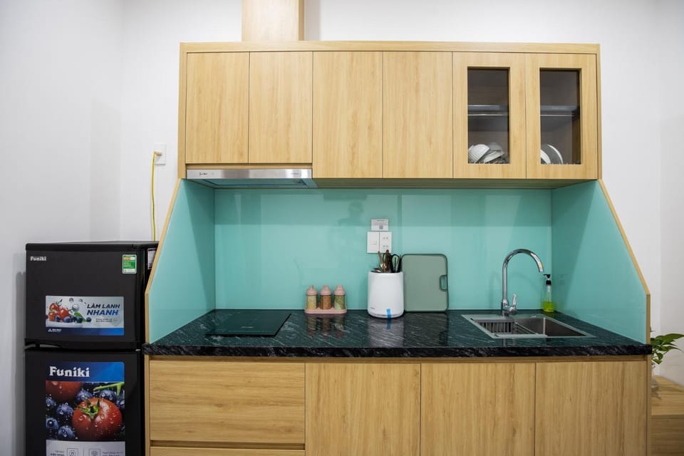 Kitchen or kitchenette, minibar, stove