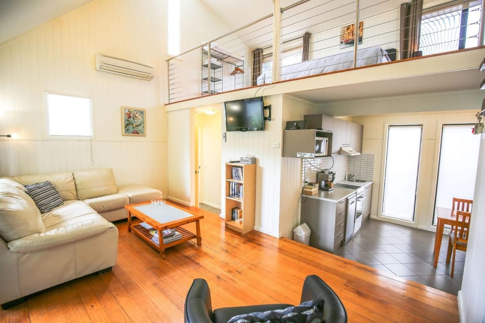 TV and multimedia, Coffee/tea facilities, Kitchen or kitchenette, Living room, Seating area, Dining area, microwave, oven, pet friendly, stove, air conditioner