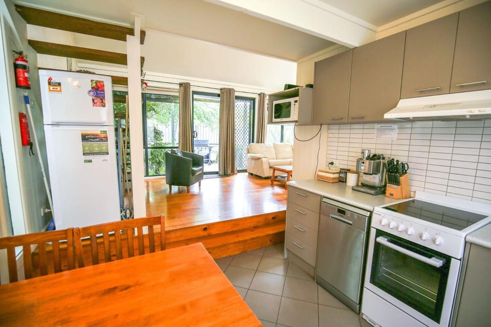 Coffee/tea facilities, Kitchen or kitchenette, Dining area, dishwasher, oven, pet friendly, stove, toaster