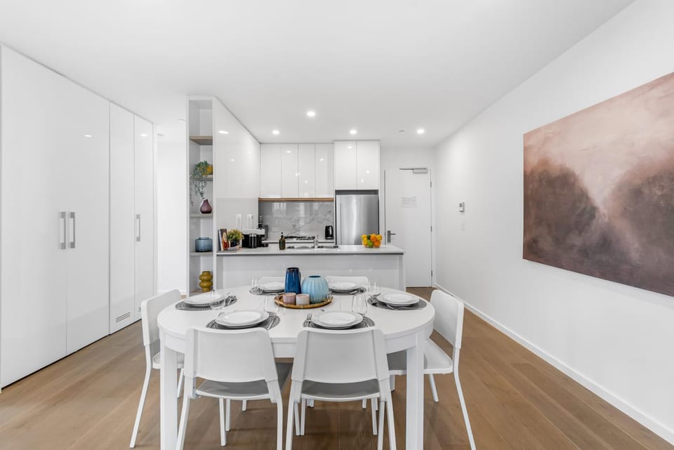 Kitchen or kitchenette, Dining area