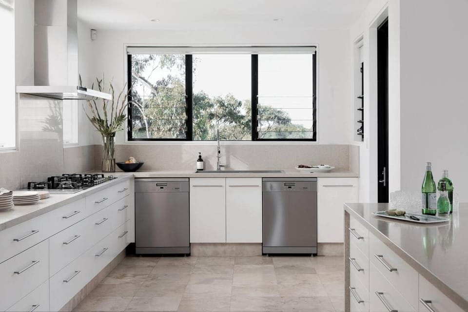 Kitchen or kitchenette, dishwasher, stove