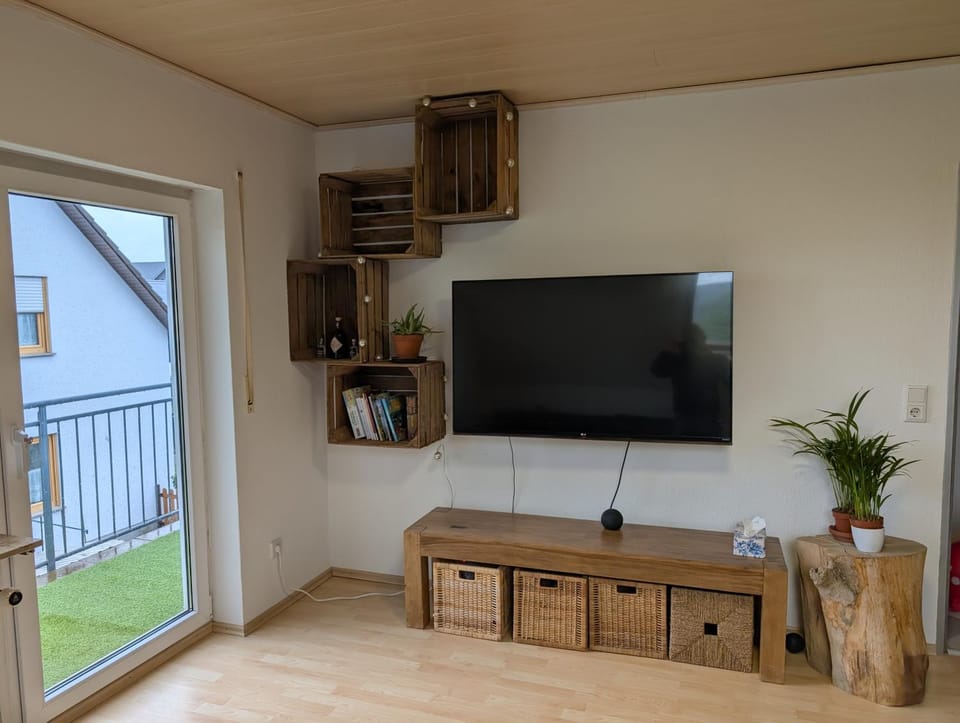 TV and multimedia, Living room, Evening entertainment