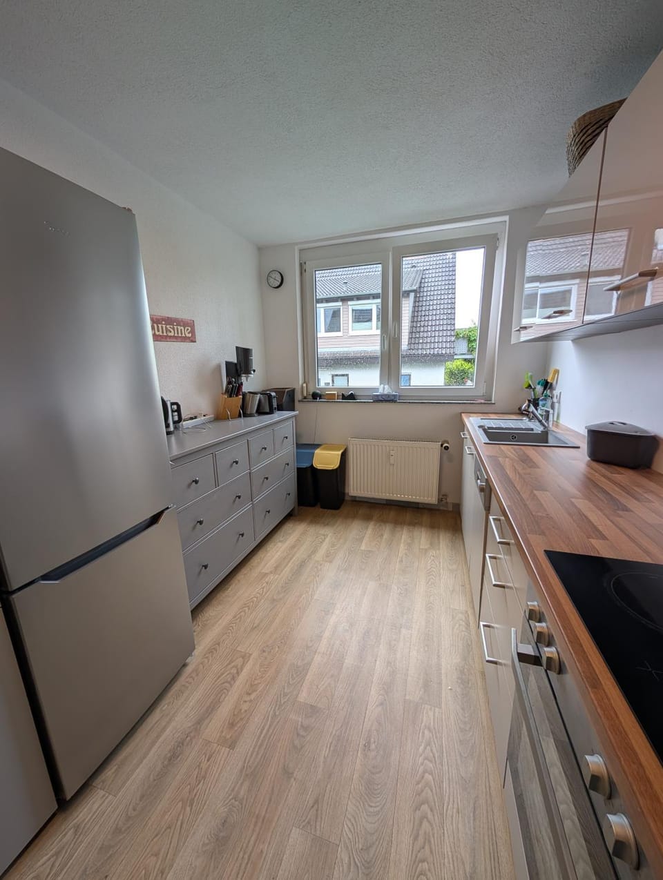 Kitchen or kitchenette, dishwasher, oven