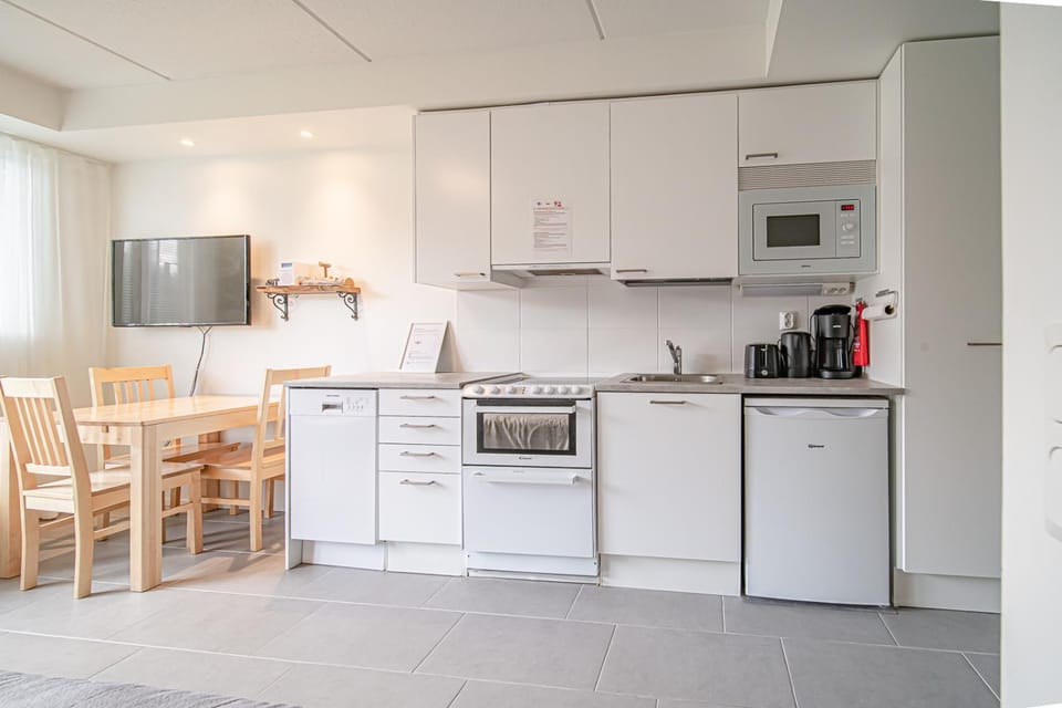TV and multimedia, Coffee/tea facilities, Kitchen or kitchenette, Photo of the whole room, Dining area, dishwasher, heating, internet, oven, toaster