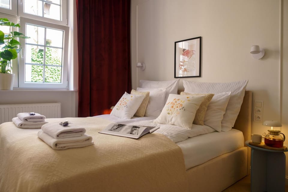 Bed, Bedroom, towels
