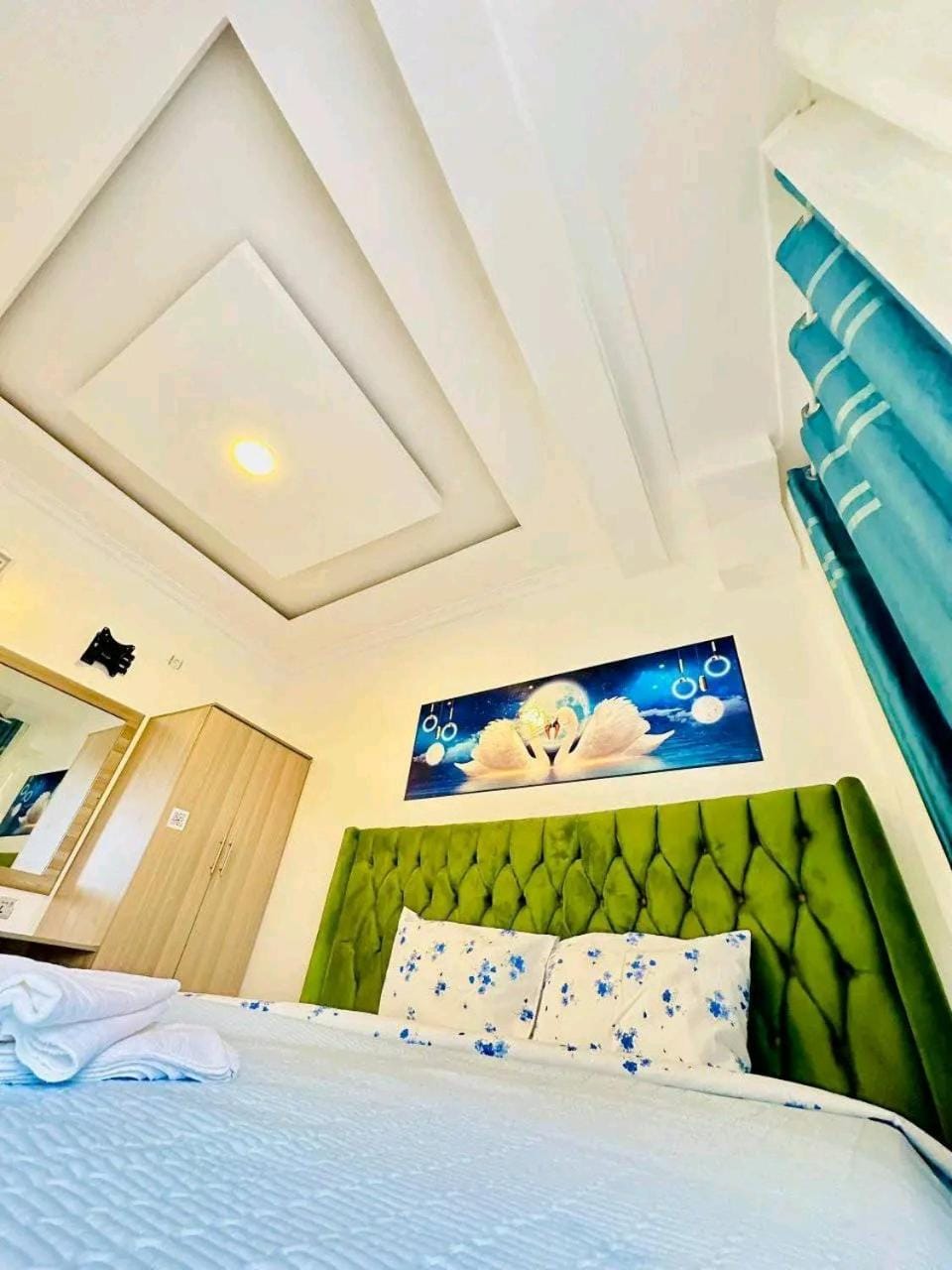 Bed, Living room, Photo of the whole room, Seating area, Bedroom