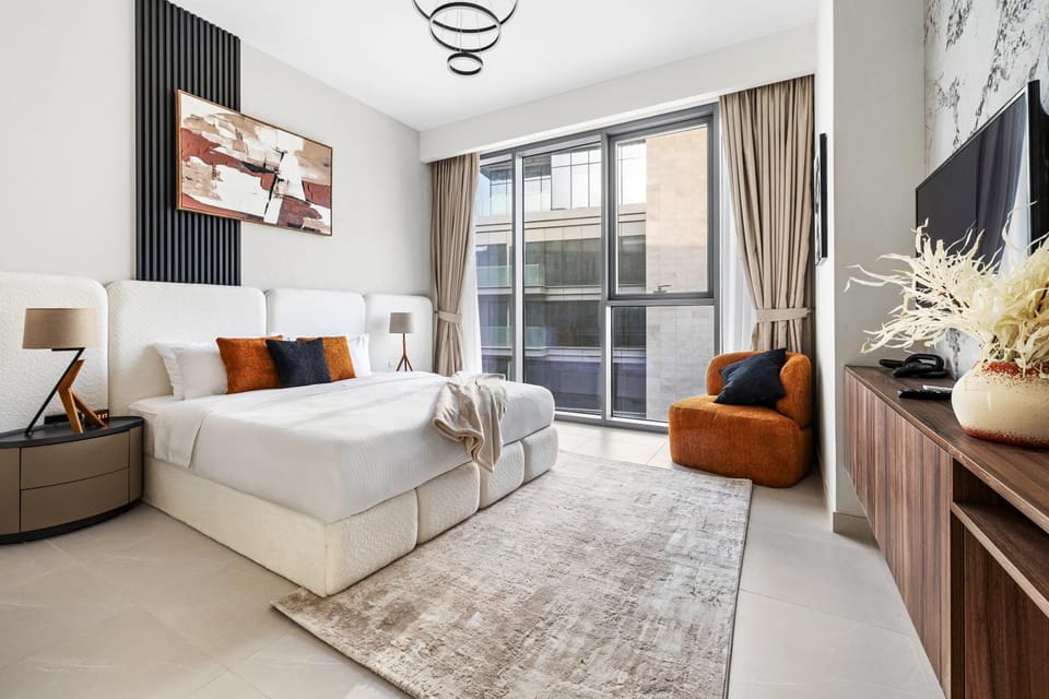 Bed, TV and multimedia, Living room, Photo of the whole room, Seating area, Bedroom