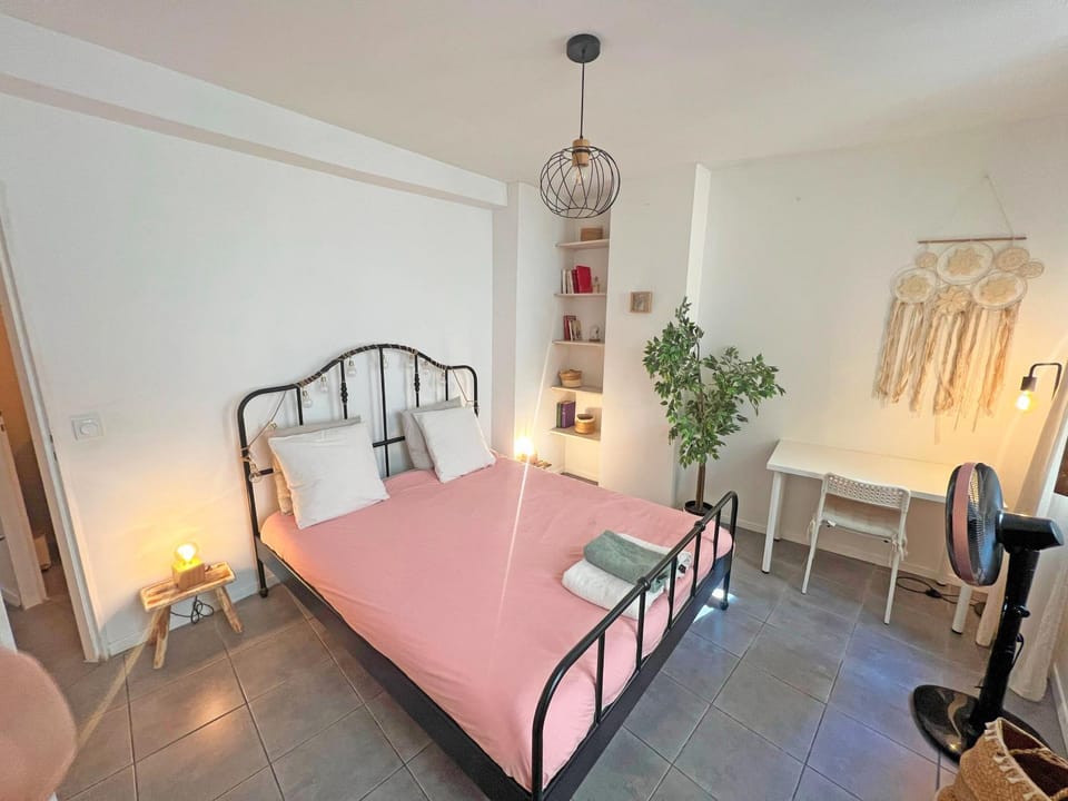 Photo of the whole room, Bedroom