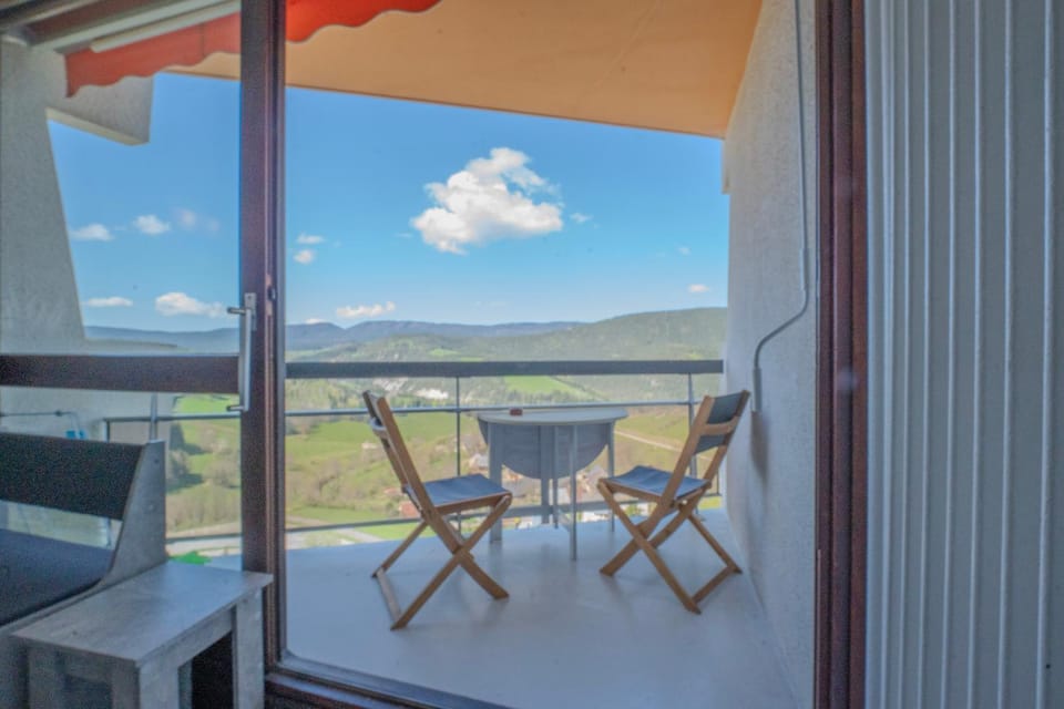 Patio, Day, Natural landscape, View (from property/room), Balcony/Terrace, Living room, Seating area, Dining area, Mountain view