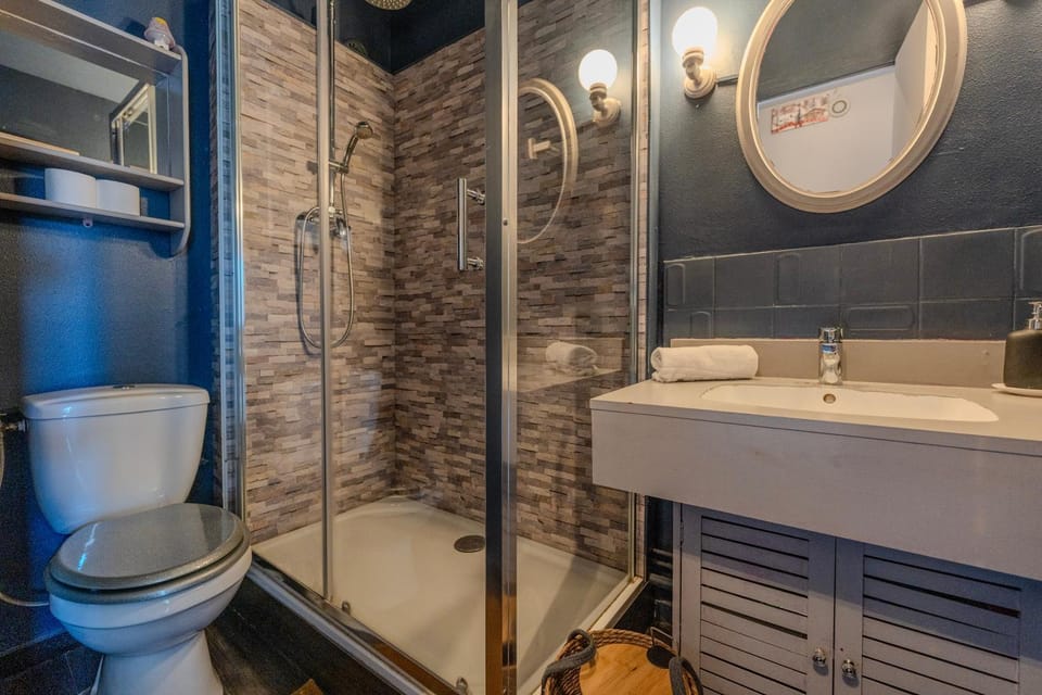 Shower, Toilet, Bathroom, Bath, towels