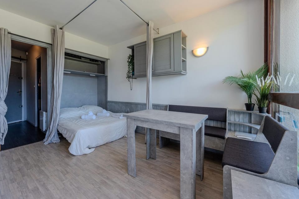 Bed, Kitchen or kitchenette, Living room, Photo of the whole room, Seating area, Bedroom
