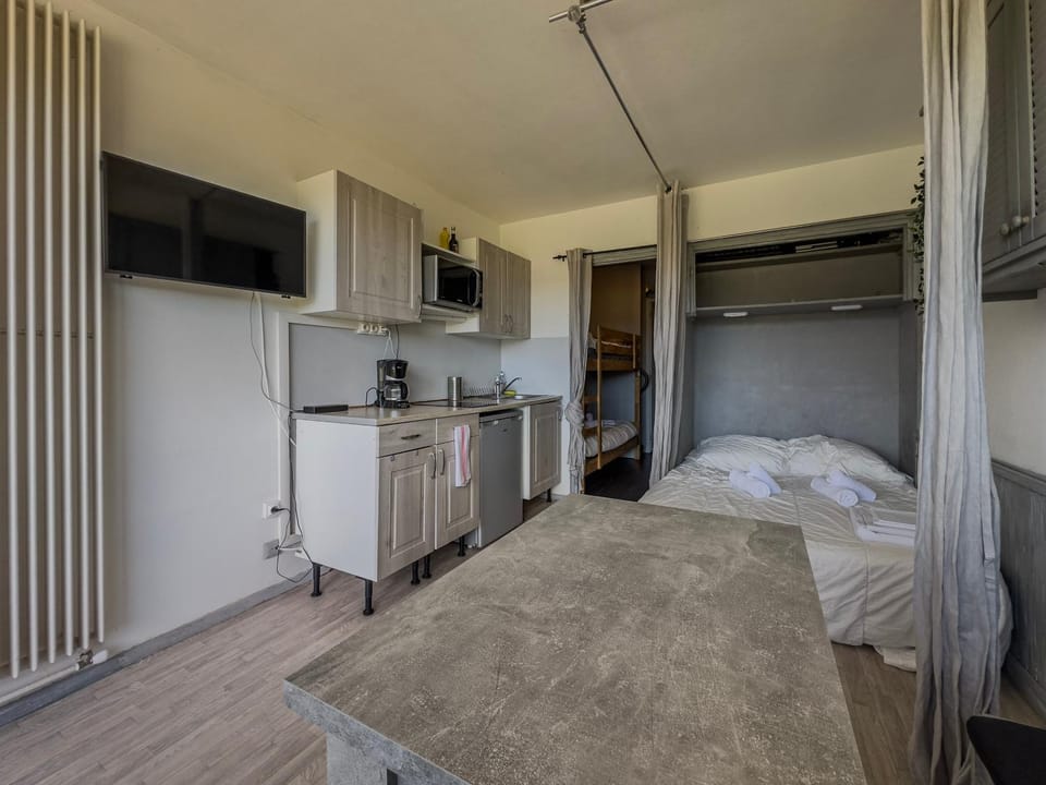 Bed, TV and multimedia, Kitchen or kitchenette, Photo of the whole room, Bedroom, minibar, oven, wardrobe