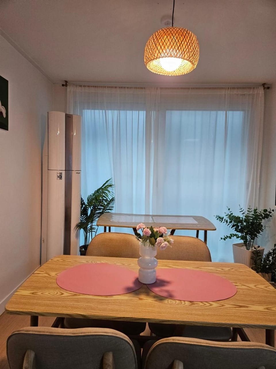 Seating area, Dining area
