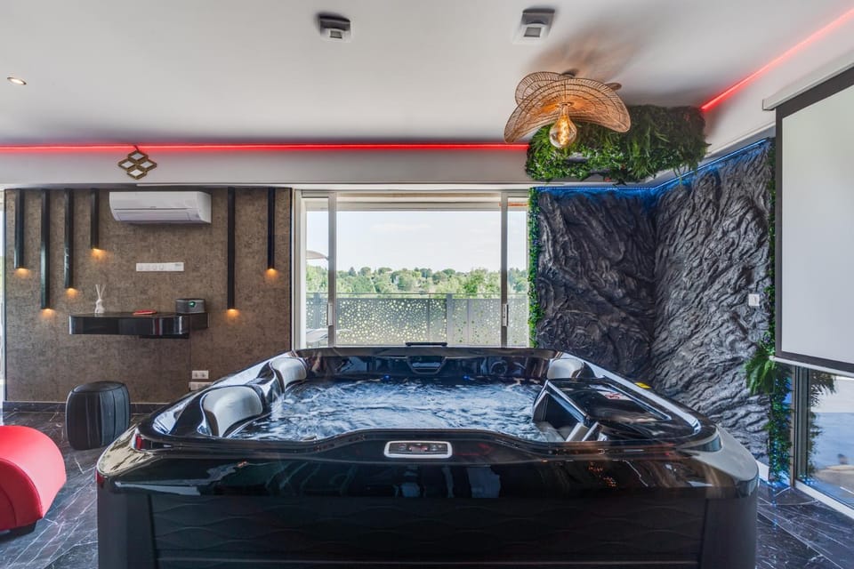 L'Horizon - Suite romantique avec jacuzzi, sauna, piscine & vidéo projecteur Apartment in Occitanie