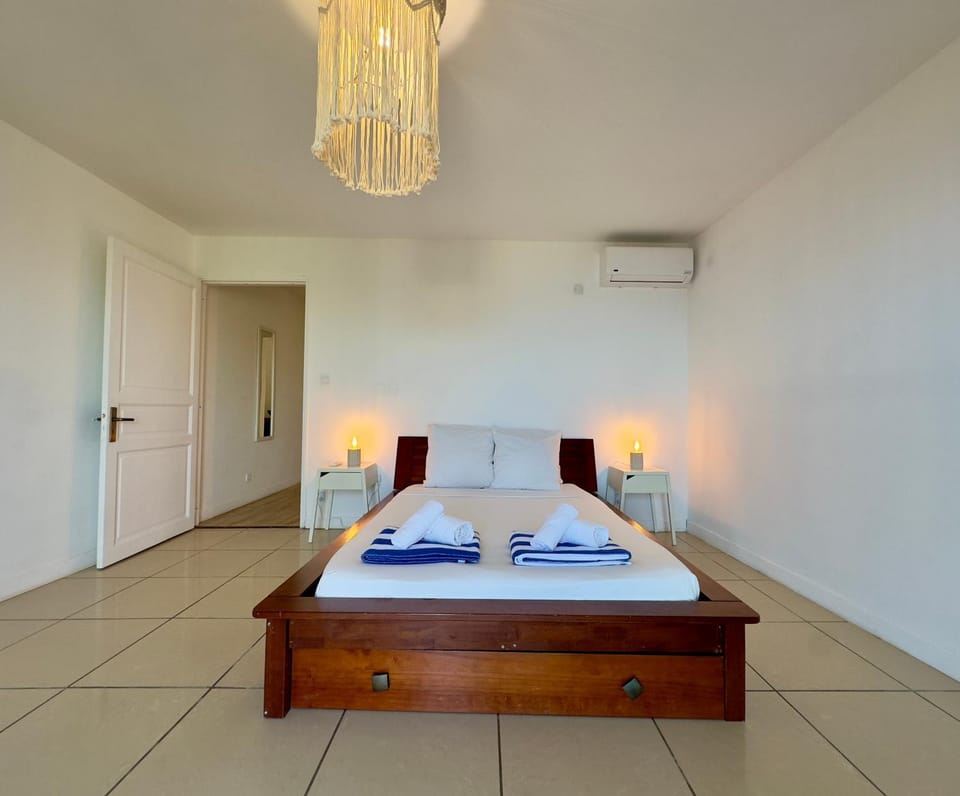 Bed, Photo of the whole room, Bedroom, air conditioner