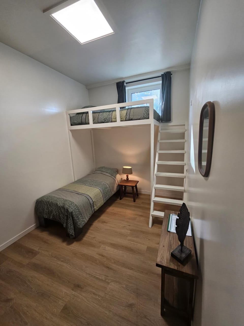 Bedroom, bunk bed