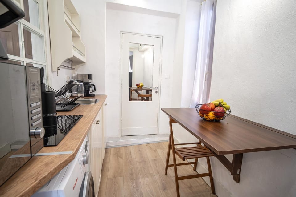 Kitchen or kitchenette, Dining area, dishwasher, oven, pet friendly, stove