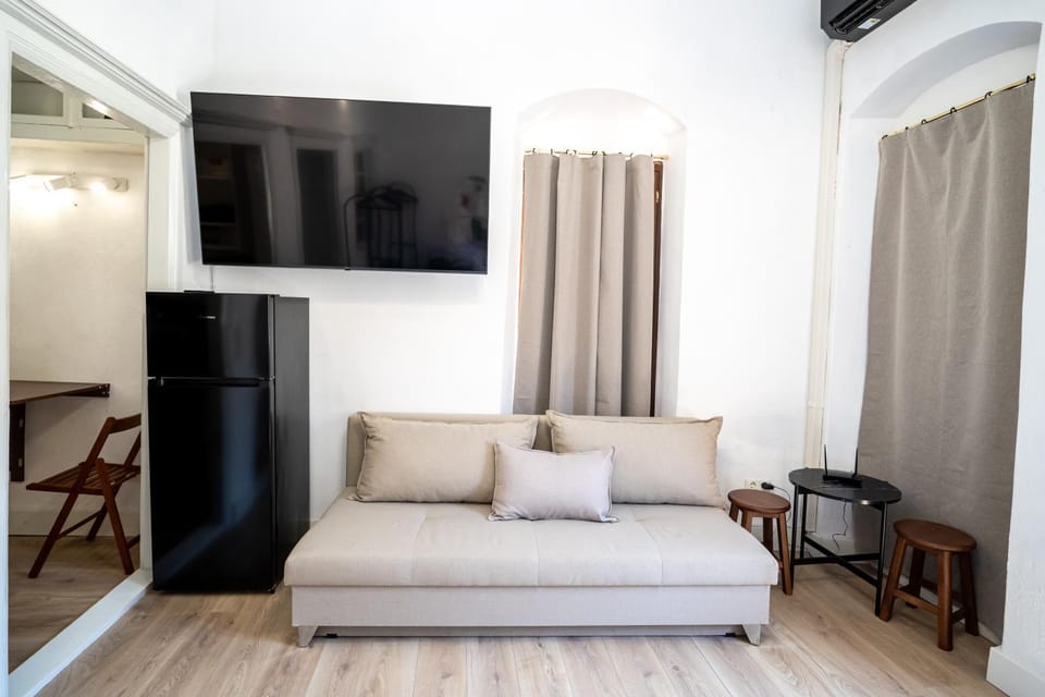 TV and multimedia, Living room, Seating area, air conditioner