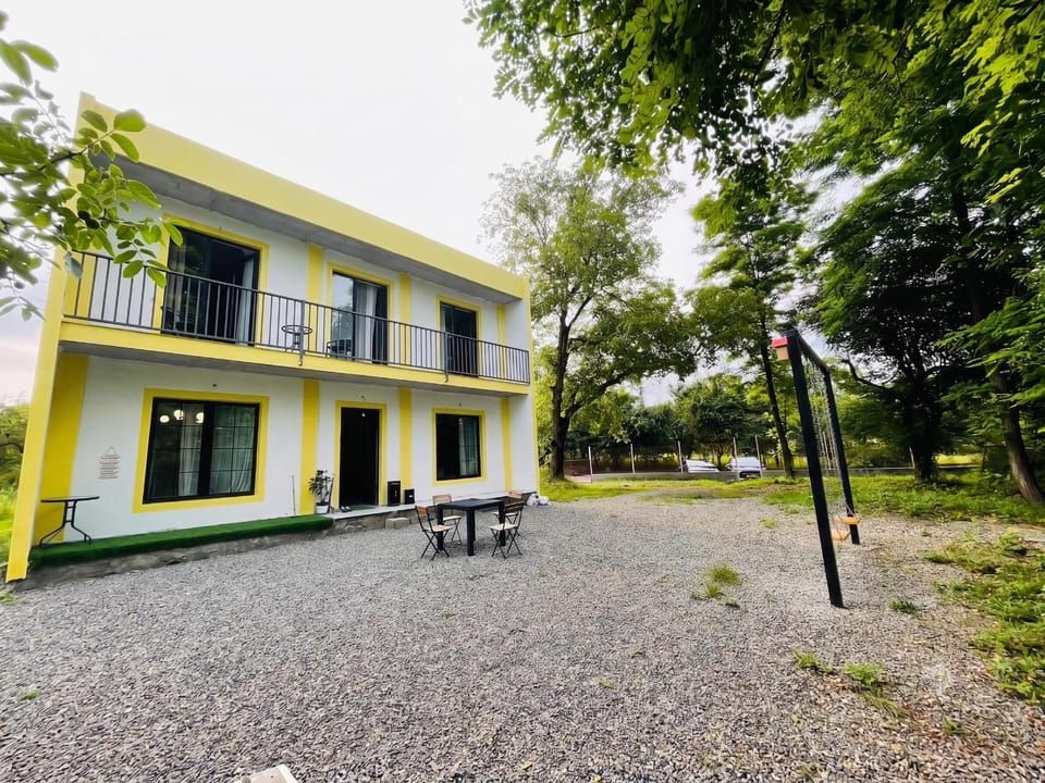 Property building, Spring, Day, Garden