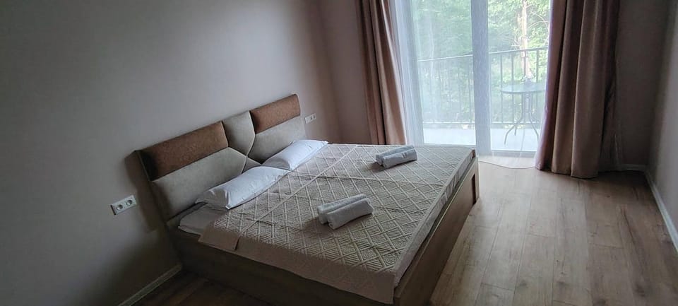 Bed, Bedroom, towels