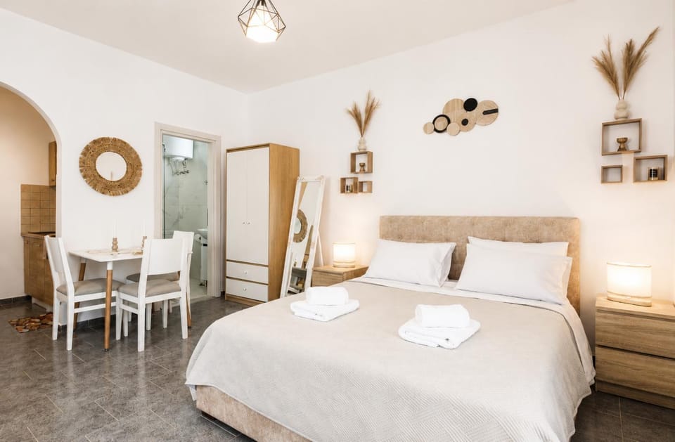 Bed, Dining area, wardrobe