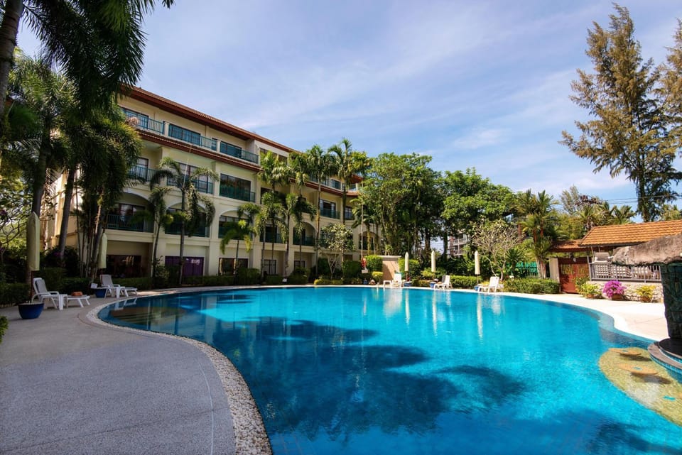 Property building, Day, Garden, Pool view, Swimming pool, sunbed