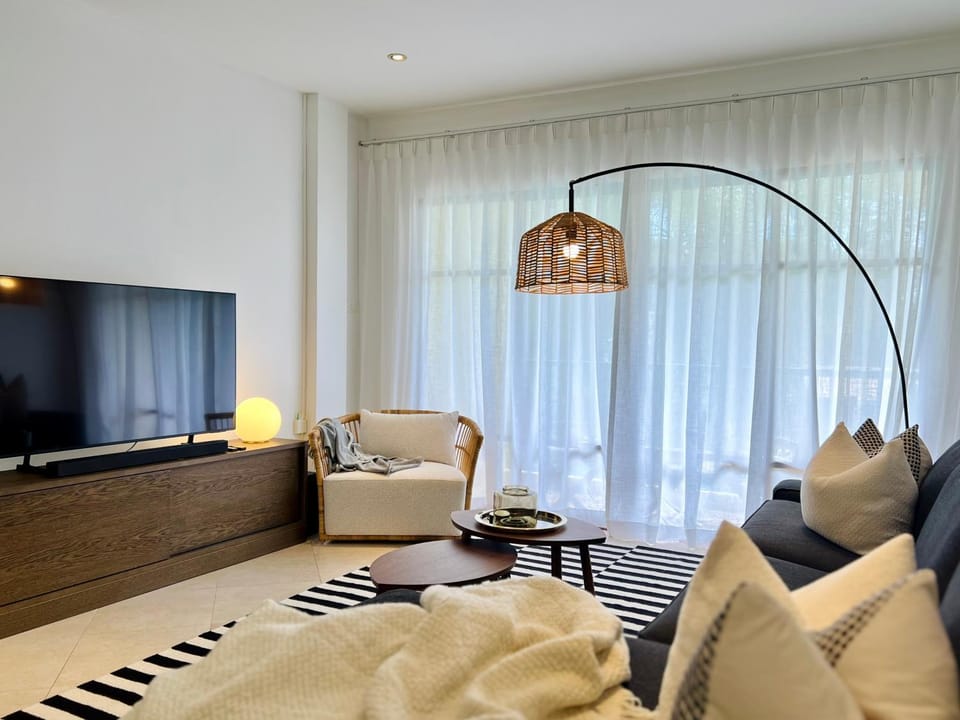 Communal lounge/ TV room, TV and multimedia, Living room, Seating area, Evening entertainment