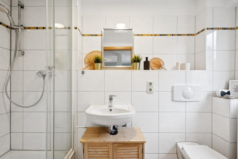 Shower, Toilet, Bathroom, towels