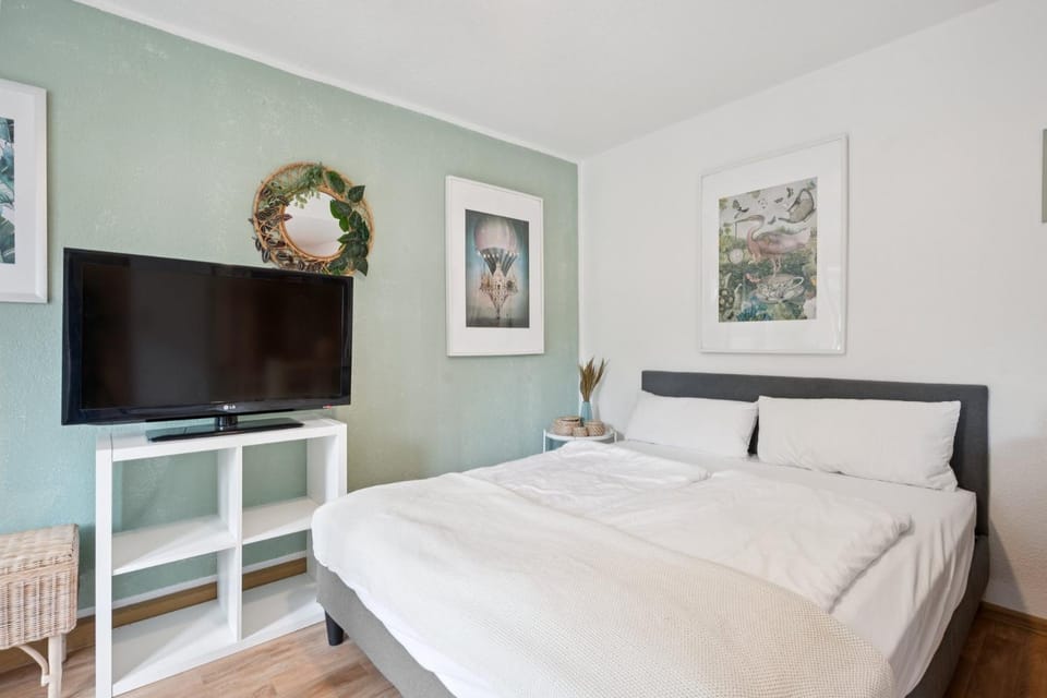 TV and multimedia, Photo of the whole room, Bedroom