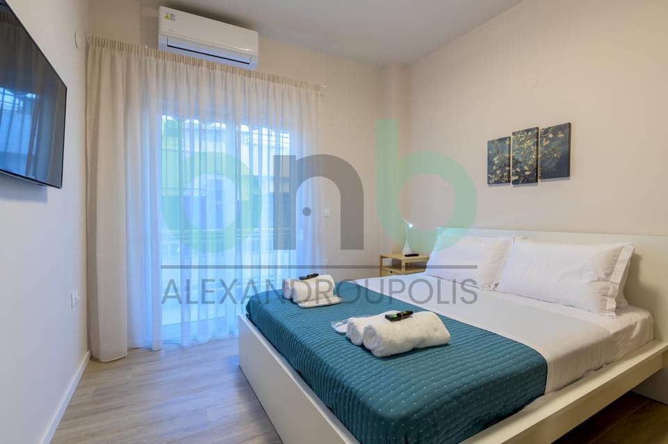Bed, TV and multimedia, Photo of the whole room, Bedroom, towels, air conditioner