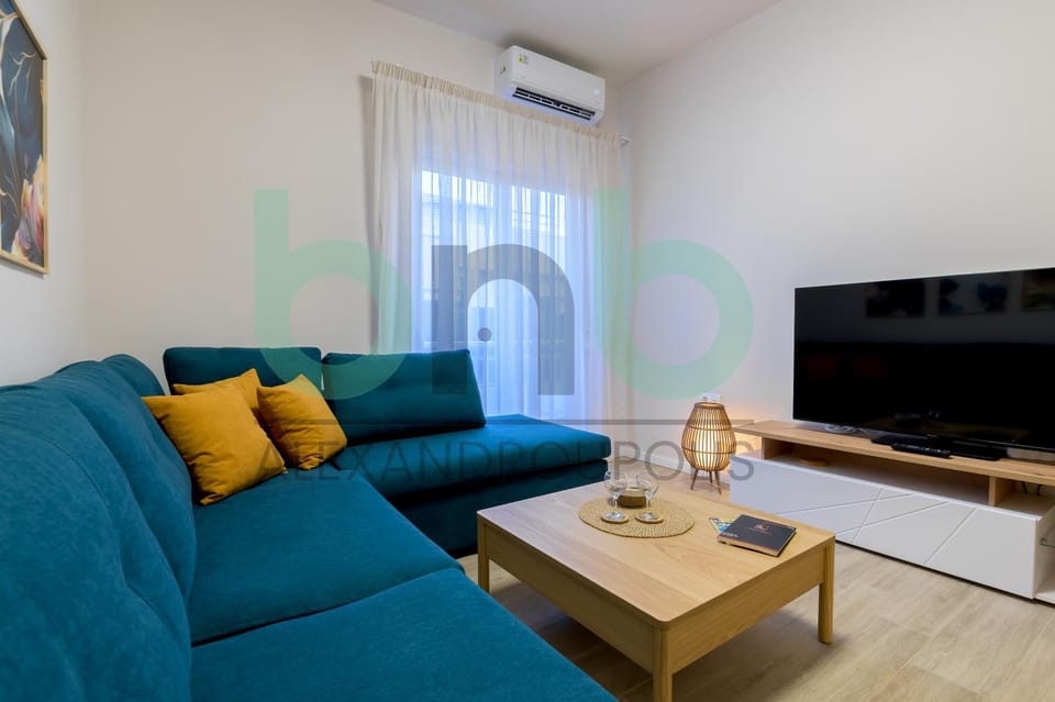TV and multimedia, Living room, Seating area, air conditioner