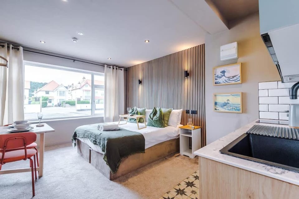 Stylish 1BR Studio with Luxury Finishes Apartment in Llandudno