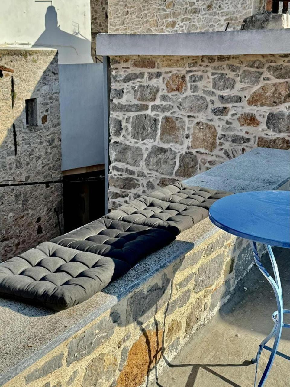 Patio, Day, Dining area