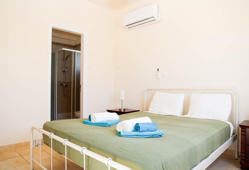 Bed, Photo of the whole room, Bedroom, towels, air conditioner