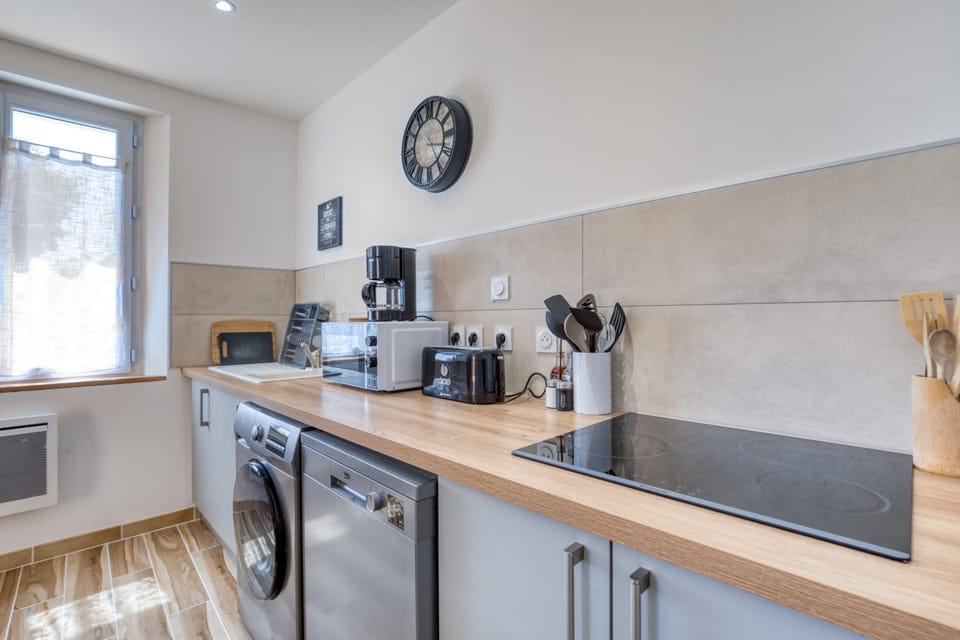 Kitchen or kitchenette, Living room