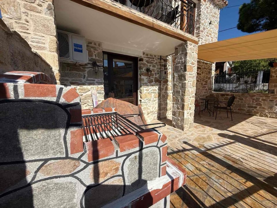 Property building, Patio, Day, BBQ facilities, BBQ facilities