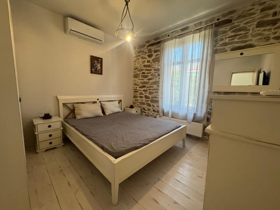 Bedroom, air conditioner