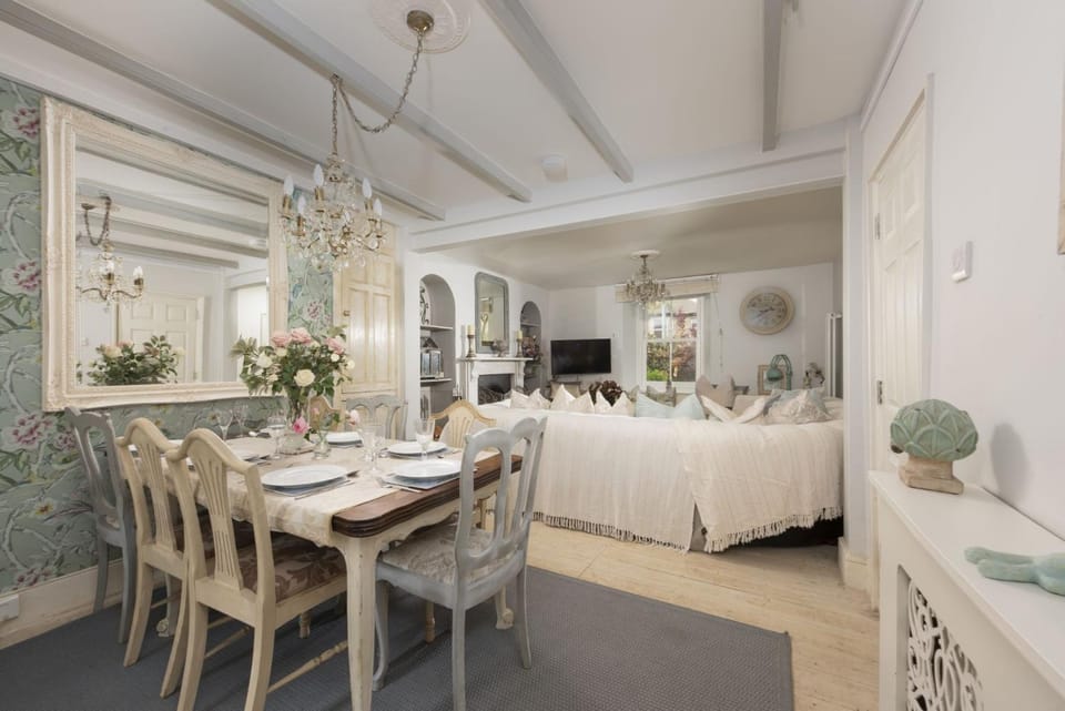 Property building, Living room, Seating area, Dining area