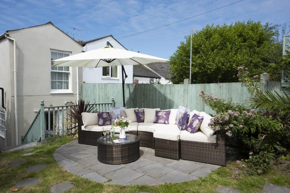 Property building, Garden, Balcony/Terrace, Seating area