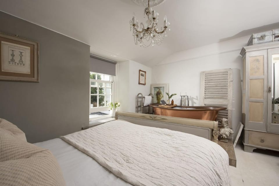 Property building, Bed, Bedroom, Bath, towels