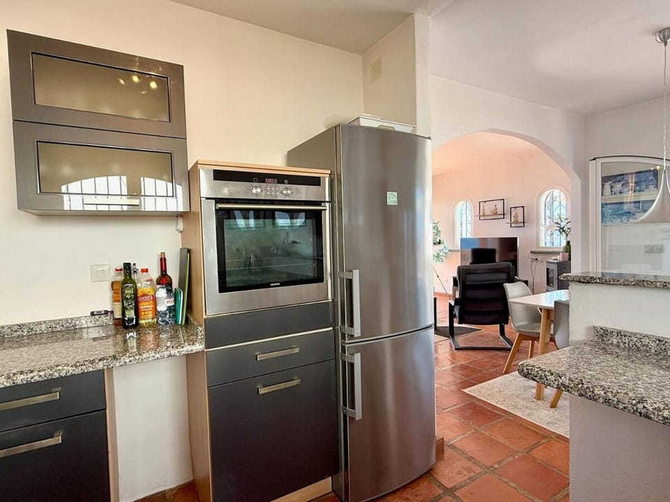 Kitchen or kitchenette, Dining area, oven